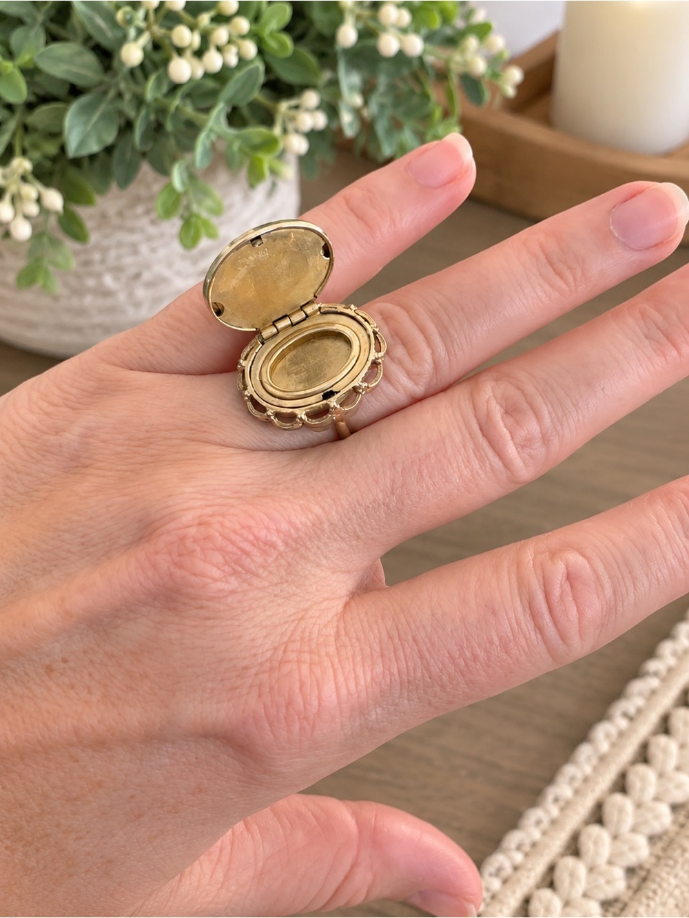 Vintage Avon Cameo Ring Size 7.5 Gold Tone Floral Cameo Ring - Picture 2 of 4